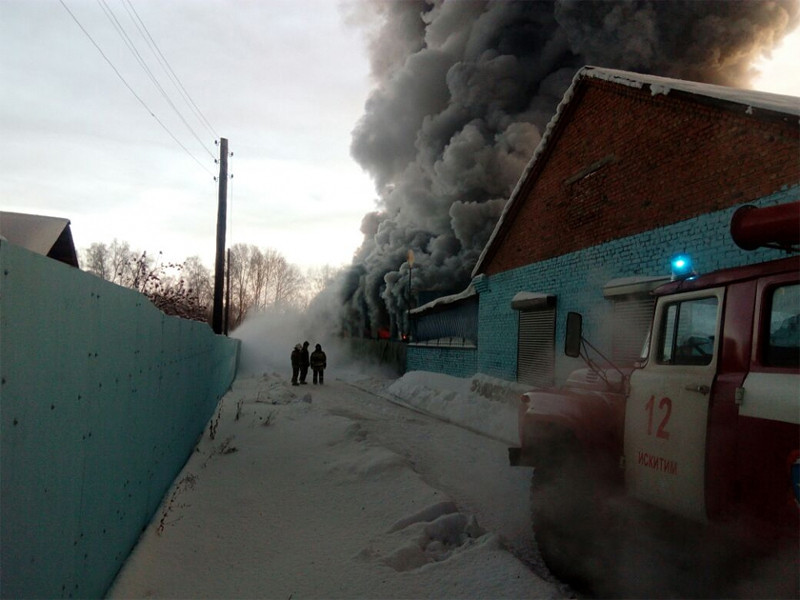 Среди погибших при пожаре на обувной фабрике под Искитимом опознали россиянина