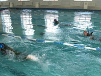 В одном из бассейнов Магнитогорска Челябинской области подростки впервые посоревновались в плавании с автоматами Калашникова за спиной