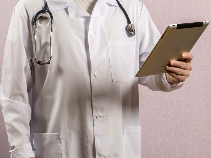 Свердловские медики пожаловались на самозванца в белом халате, который играет с пациентами в доктора