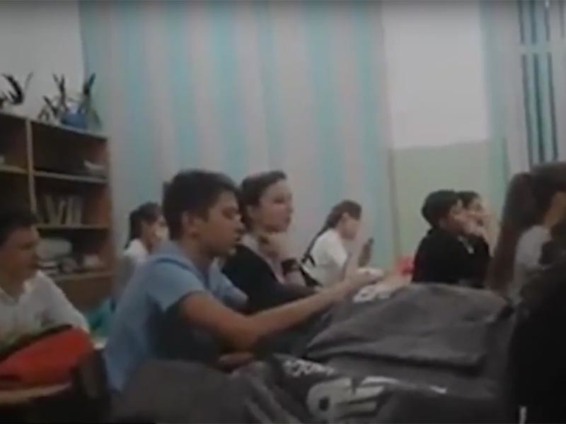 Учеников средней общеобразовательной школы N11 города Краснодара педагоги заставляли петь песню "Дядя Вова, мы с тобой", в которой говорится о готовности умереть за "главного командира" в последнем бою, сообщает издание "Голос Кубани"


