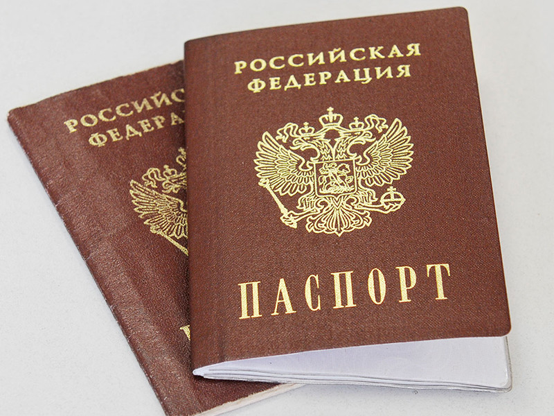 Поставившие штамп о браке мужчины сдали паспорта полицейским