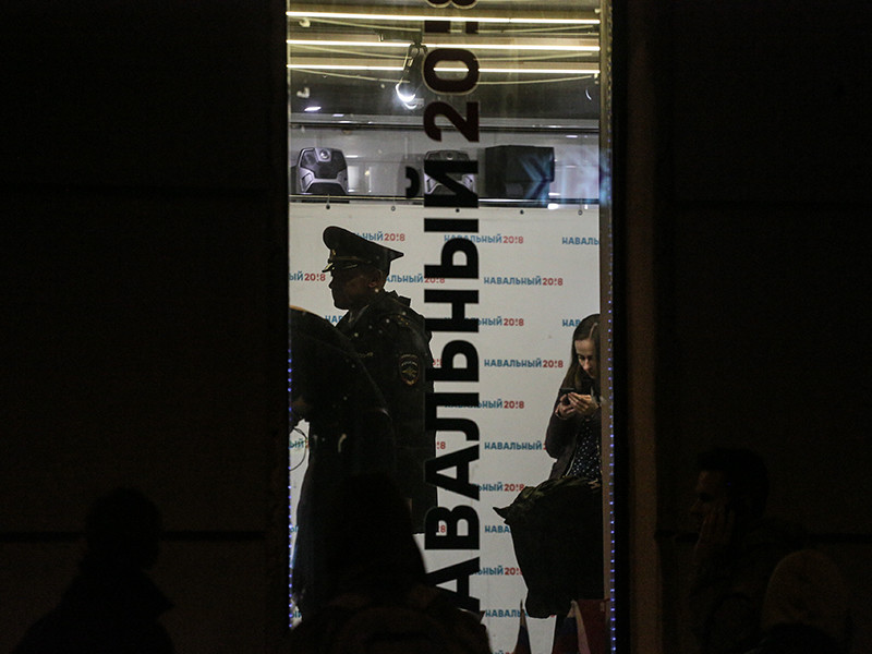 Полиция пришла в штабы оппозиционера Алексея Навального в Санкт-Петербурге, Екатеринбурге и Ярославле, в двух последних она проводит обыски и изымает листовки с агитацией за "Забастовку избирателей"
