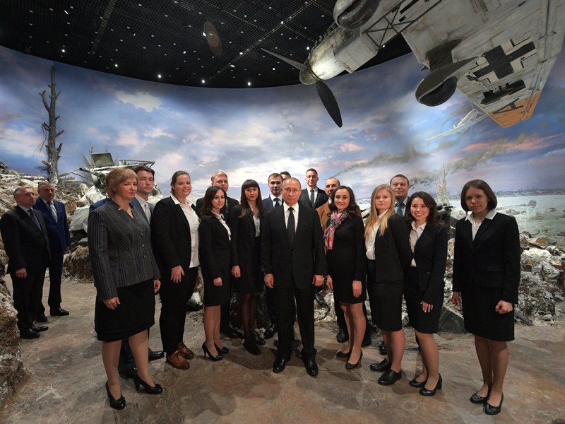 Путин посетил в Ленобласти музей-панораму в честь 75-летия прорыва блокады Ленинграда
