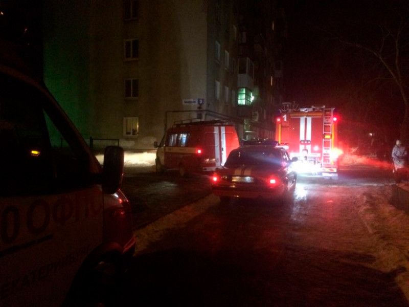 В Екатеринбурге в жилом доме на улице Пионеров произошел взрыв двух бытовых газовых баллонов
