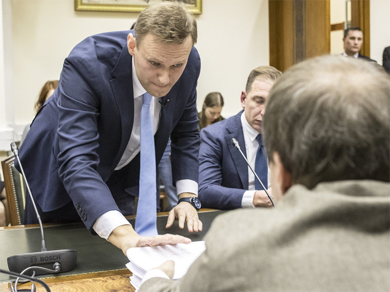 Алексей Навальный пытается подать документы