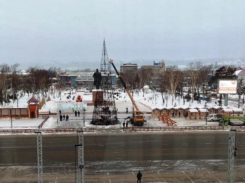 Власти Южно-Сахалинска установят в ближайшее время новую елку на городской площади взамен сгоревшей в новогоднюю ночь искусственной ели. Об этом говорится на сайте городской администрации