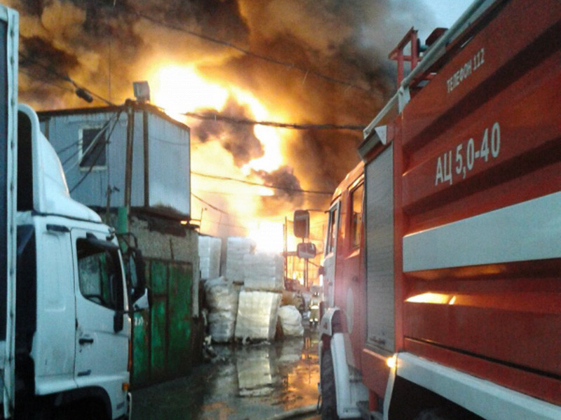 Пожарно-спасательные подразделения полностью ликвидировали пожар в ангаре с пластиком в подмосковном Подольске