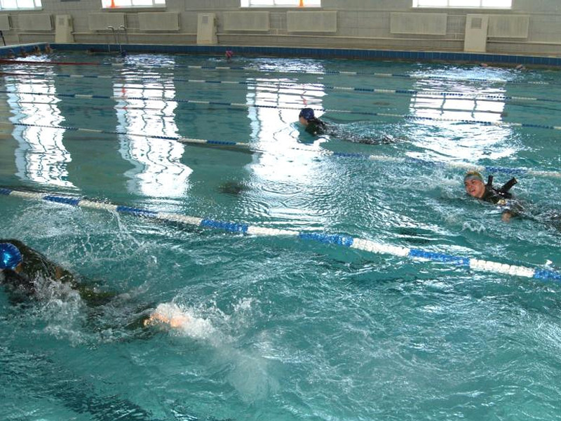 В одном из бассейнов Магнитогорска Челябинской области подростки впервые посоревновались в плавании с автоматами Калашникова за спиной