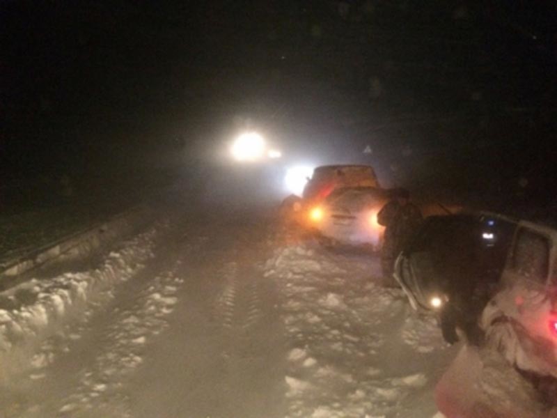 Колонна из нескольких десятков автомобилей, которые накануне из-за сильной метели не могли самостоятельно передвигаться и несколько часов простояли в ожидании спасателей, 10 января прибыла в Южно-Сахалинск

