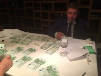 Белых был задержан 24 июня 2016 года в московском ресторане при получении взятки. По данным СК РФ, он лично и через посредника получил в общей сложности 400 тысяч евро


