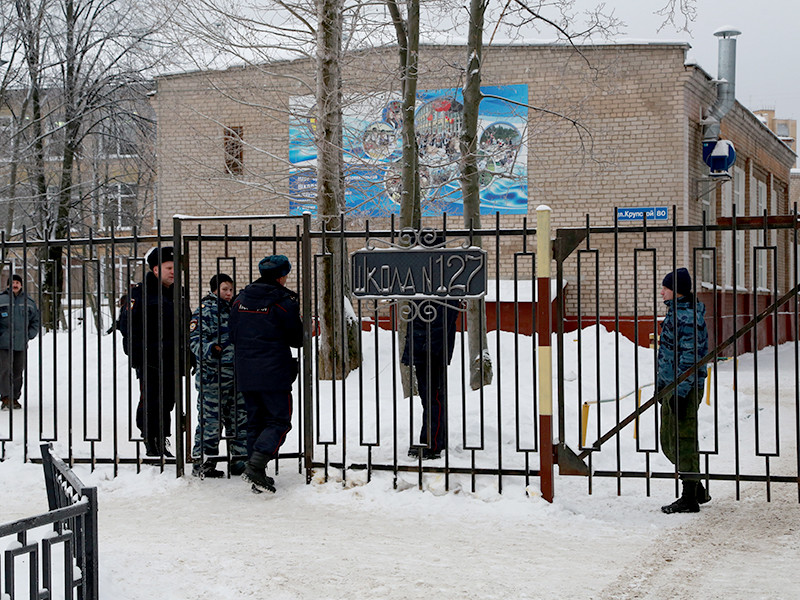 Сотрудники полиции у школы N127 в Перми. 15 января двое школьников пришли в школу N127 с ножами и нанесли ножевые ранения 11 учащимся и учителю школы

