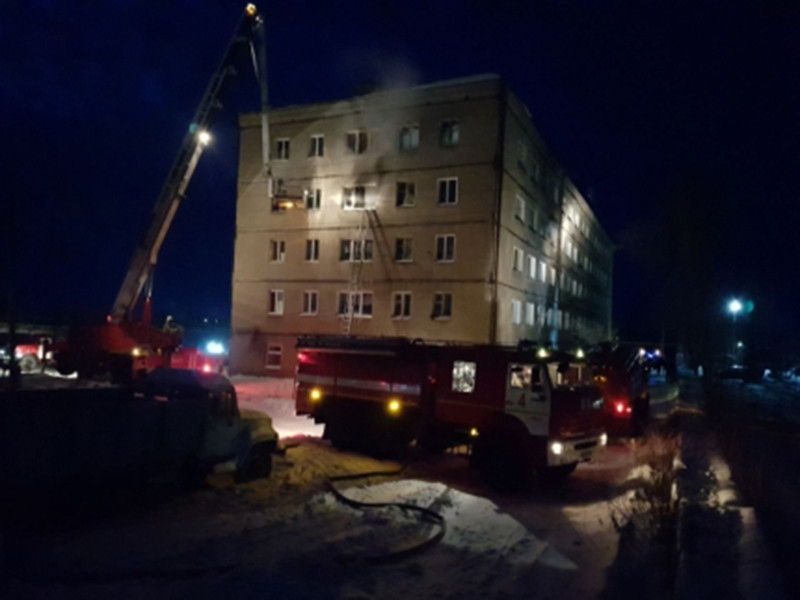 Причиной пожара в общежитии в поселке Новоомский Омской области, при котором погибли пять человек, стало неосторожное обращение с электрической плитой