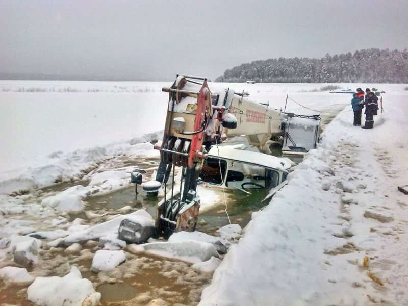 В Иркутской области неделя борьбы с нелегальными переправами ознаменовалась полным провалом: за последние шесть дней под лед реки Лены ушли бензовоз, автокран и два трактора, один человек погиб