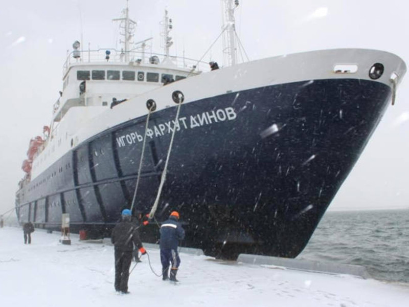 Теплоход "Игорь Фархутдинов" со 127 пассажирами на борту пытается пробиться сквозь льды к сахалинскому городу Корсакову