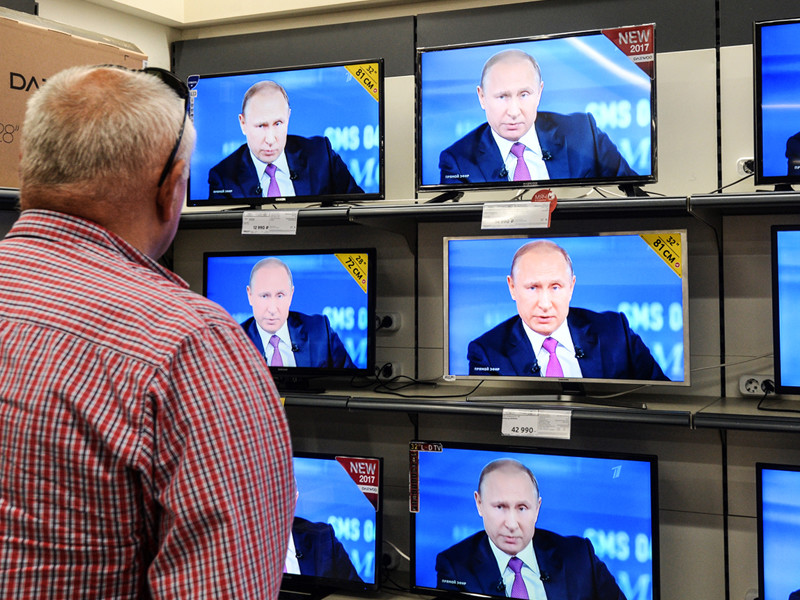 Интерес центральных российских телеканалов к предстоящим в марте выборам напрямую зависит от активности президента Владимира Путина, который, как стало известно накануне, немного захворал и отменил ряд публичных мероприятий на этой и следующей неделе
