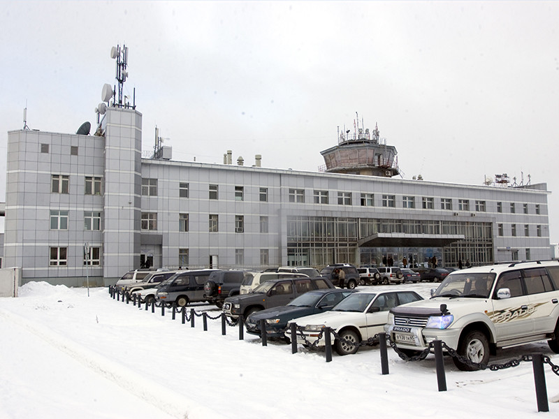 При маневрировании на перроне аэродрома "Южно-Сахалинск" воздушное судно авиакомпании "Аврора" DHC-8-200… законцовкой крыла задело столб освещения, расположенный за пределами площади маневрирования