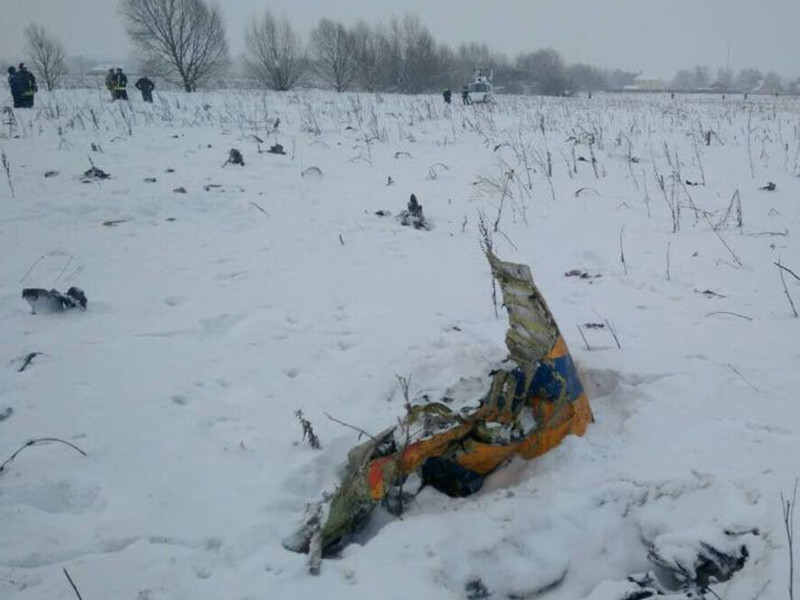 В Московской межрегиональной транспортной прокуратуре подтверждают гибель всех пассажиров самолета Ан-148 "Саратовских авиалиний", разбившегося в Московской области
