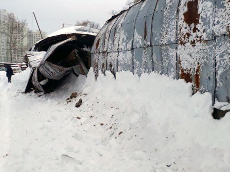 Несколько десятков автомобилей засыпало снегом из-за обрушения крыши на частной автостоянке в Балашихе