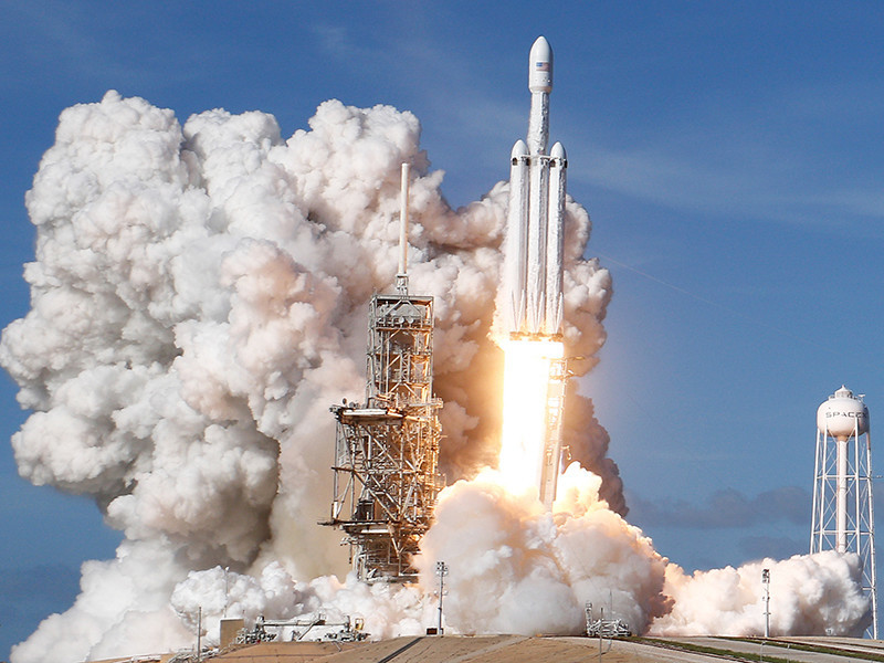 6 февраля аэрокосмическая компания SpaceX успешно запустила ракету-носитель сверхтяжелого класса Falcon Heavy, которая может вывести на низкую околоземную орбиту 64 тонны груза.