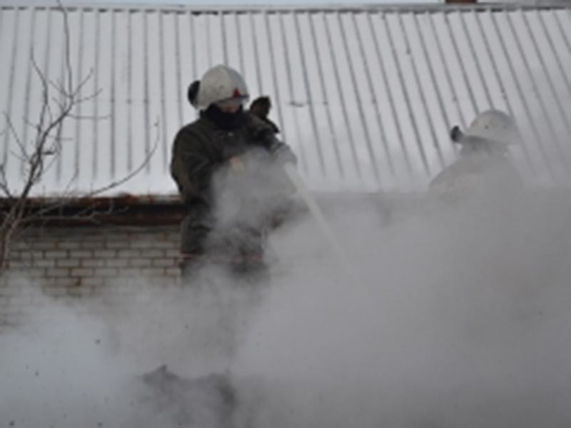 Четыре человека отравились угарным газом при пожаре в субботу в частном одноэтажном доме в селе Чесма в Челябинской области, сообщает МЧС. ЧП произошло во время алкогольных посиделок


