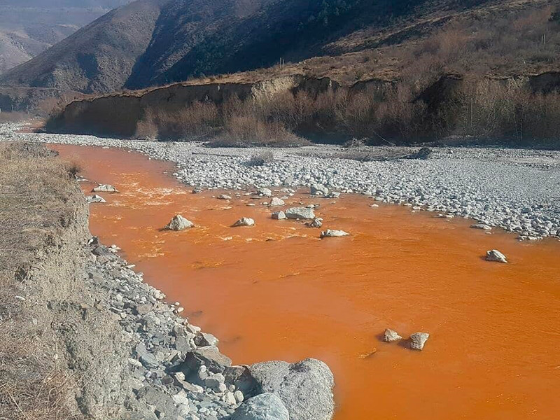Река Ардон в Северной Осетии стала ярко-оранжевой