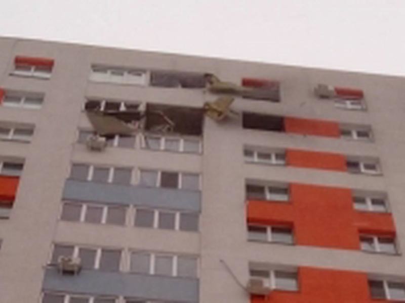 В в одном из многоэтажных домов Самары днем 5 февраля взорвался газовой баллон, пострадали четыре человека. Уже известно, что все пострадавшие - рабочие, проводившие ремонт. Спасатели эвакуировали из дома 70 человек
