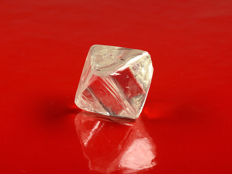 Алмаз массой 97,92 карата - прозрачный камень с желтоватым оттенком в форме октаэдра с незначительными включениями сульфидов и оливинов в промежуточной и приповерхностной зонах, сообщили в "Алросе". Он имеет размеры 26 мм на 17 мм на 21 мм