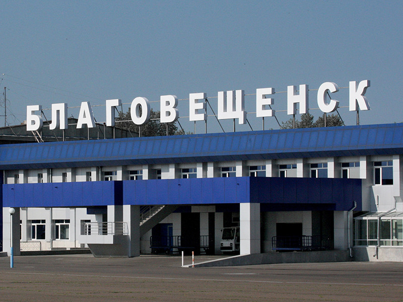 Самолет Ан-24 авиакомпании "Якутия", летевший по маршруту Благовещенск - Якутск, вернулся в аэропорт вылета из-за технических неполадок