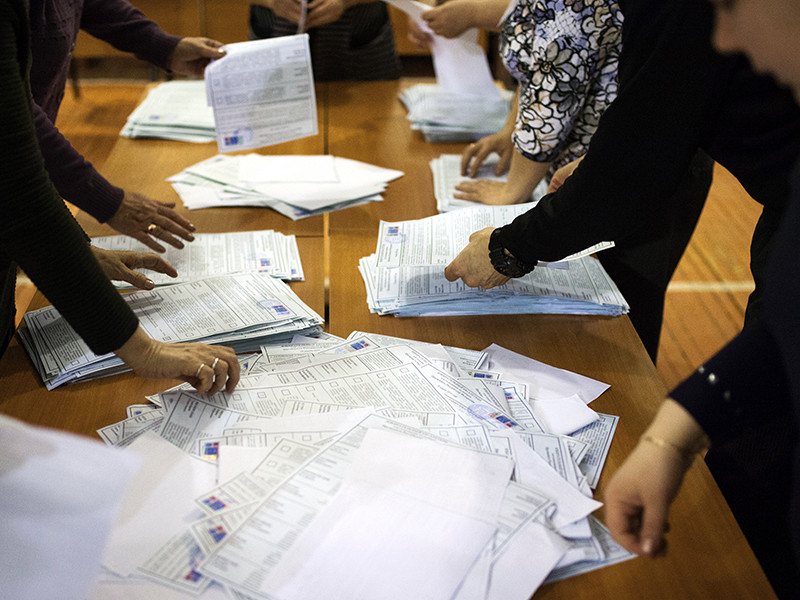 Михайлова выразила возмущение тем, что некоторые жители других регионов прикрепились к избирательным участкам в Якутии, но не приехали проголосовать, чем снизили явку. При этом врио ректора располагала конкретными именами избирателей и их возрастами