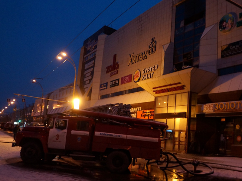 Пожар в ТРЦ "Зимняя вишня" начался около 16:00 по местному времени (12:00 по Москве). Его тушение заняло более 12 часов
