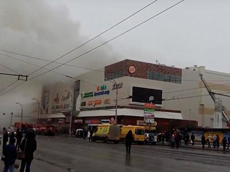В торгово-развлекательном центре в Кемерово произошел пожар, при устранении последствий пожарные нашли тела четверых детей в одном из залов кинотеатра на верхнем этаже центра