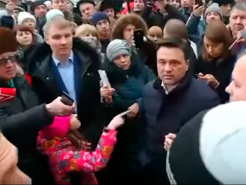 "Девочка Таня на митинг пришла...": 10-летняя школьница на пальцах показала губернатору Воробьеву, что его ждет из-за свалки в "Ядрово"