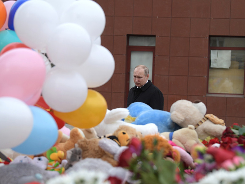 Путин прибыл в Кемерово, где при пожаре в ТЦ погибли 64 человека