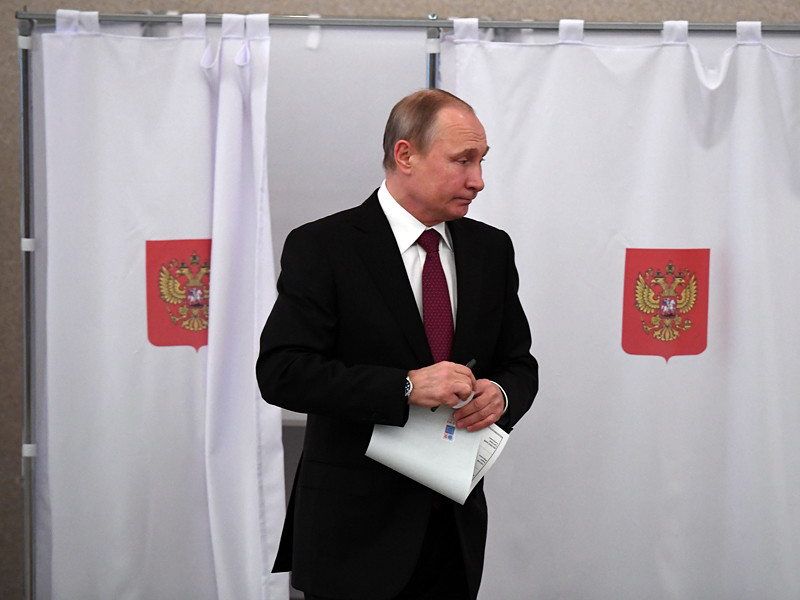 Президент и главный претендент на победу на выборах 18 марта Владимир Путин пришел голосовать и побеседовал с журналистами