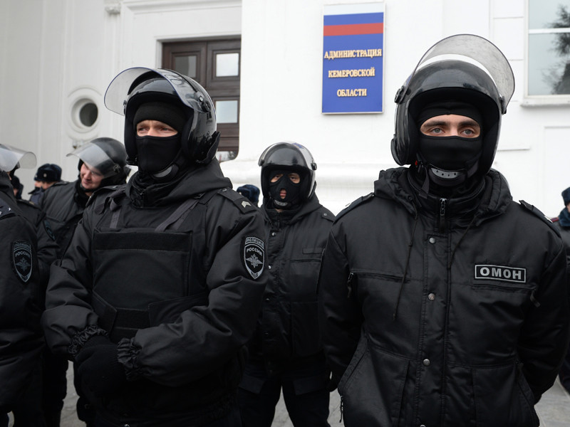 Дополнительные силы ОМОН и Росгвардии прибыли на площадь в Кемерово, где проходит митинг