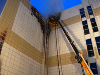 В оперативном штабе сообщали, что пожар в торгово-развлекательном центре ликвидирован, начался разбор завалов. Пожарные справились с открытым огнем в торговом центре "Зимняя вишня" в Кемерово