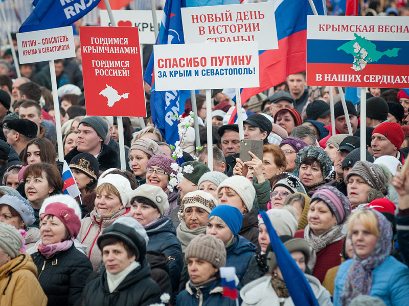 Число россиян, считающих, что присоединение Крыма принесло России больше пользы, вернулось к максимуму в 70%, зафиксированному в марте 2015 года