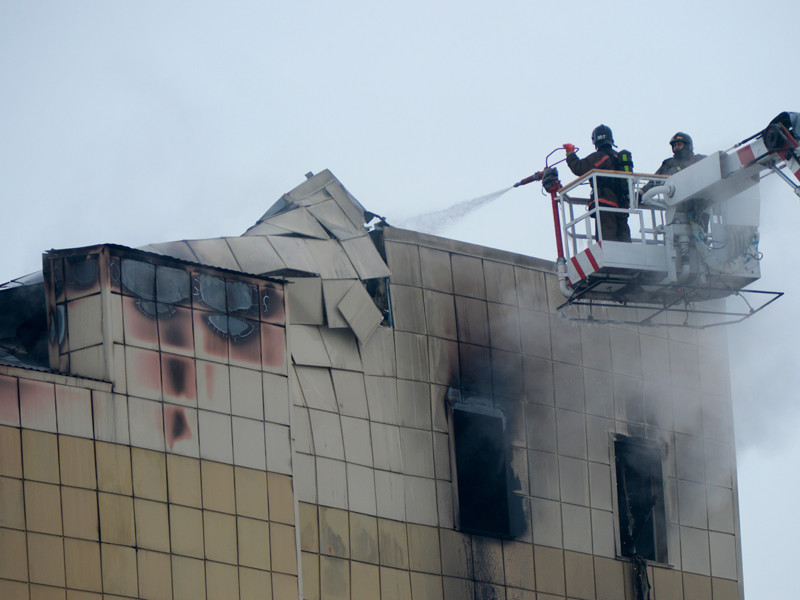 Количество погибших во время пожара в кемеровском ТЦ "Зимняя вишня" увеличилось до 64