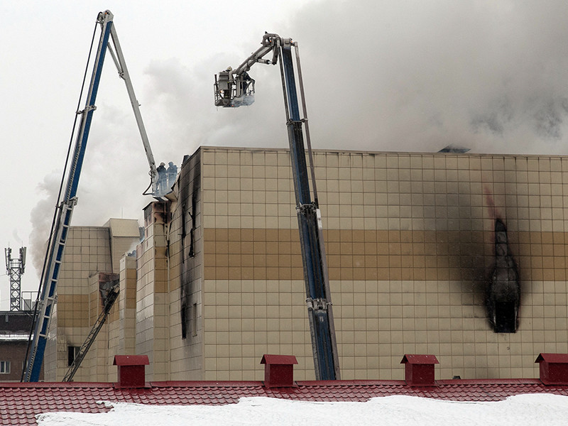 Количество погибших при пожаре в торговом центре в Кемерово выросло до семи
