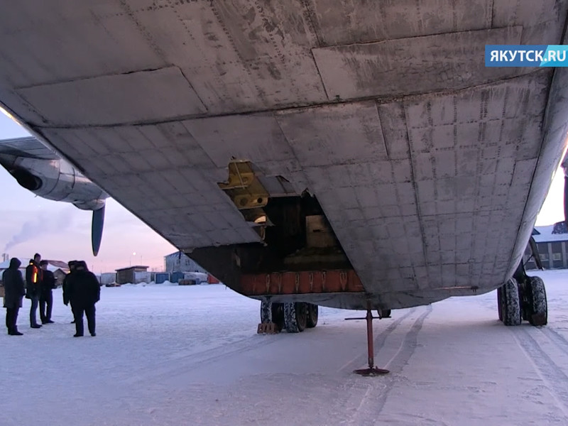 "Золотая лихорадка продолжается": якутяне второй день ищут просыпавшиеся из самолета слитки