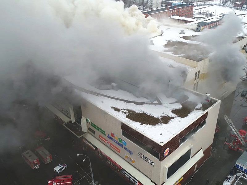 Пожар в торговом центре в Кемерово возник около 16:00 по местному времени 25 марта, пожарным удалось справиться с огнем только в ночь на следующий день