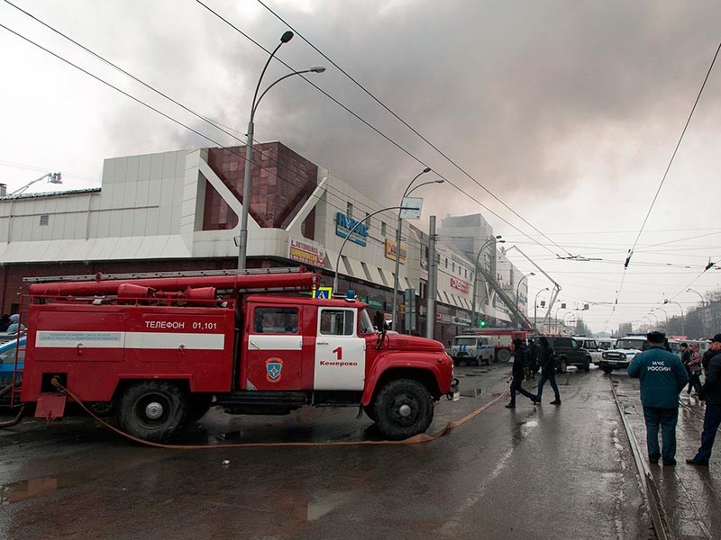 Режим чрезвычайной ситуации введен в Кемеровской области из-за пожара в торгово-развлекательном центре "Зимняя вишня", на котором погибли четыре человека
