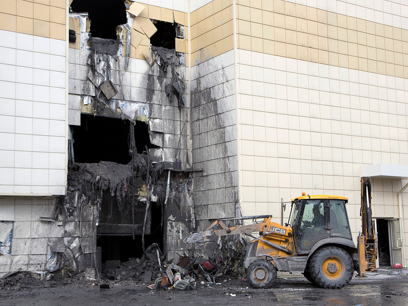 На месте кемеровского торгового центра "Зимняя вишня", при пожаре в котором 64 человека погибли и 79 пострадали, вероятно, разобьют сквер