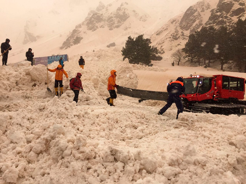 В Кабардино-Балкарии лавиной накрыло автостоянку, спасатели ищут людей