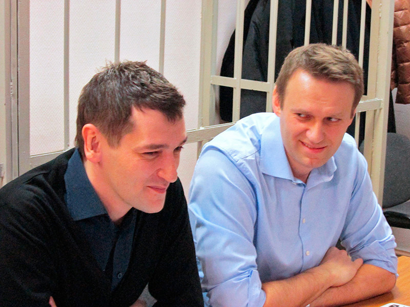 Замоскворецкий суд Москвы 30 декабря 2014 года признал братьев Навальных виновными в хищении путем мошенничества и легализации денежных средств. Своей вины осужденные не признали