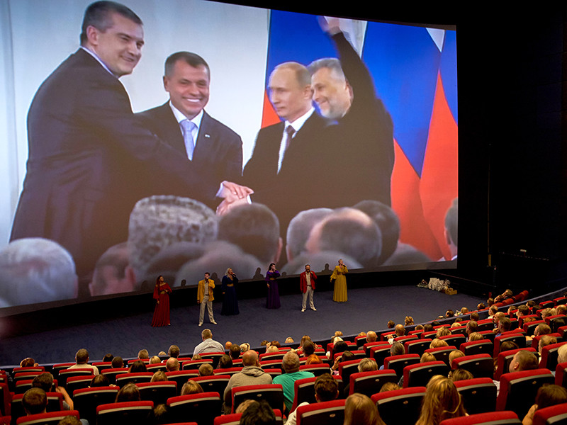 Зрители во время предпремьерного показа фильма продюсера, режиссера и телеведущего Алексея Пиманова "Крым" в кинотеатре "Муссон" в Севастополе.