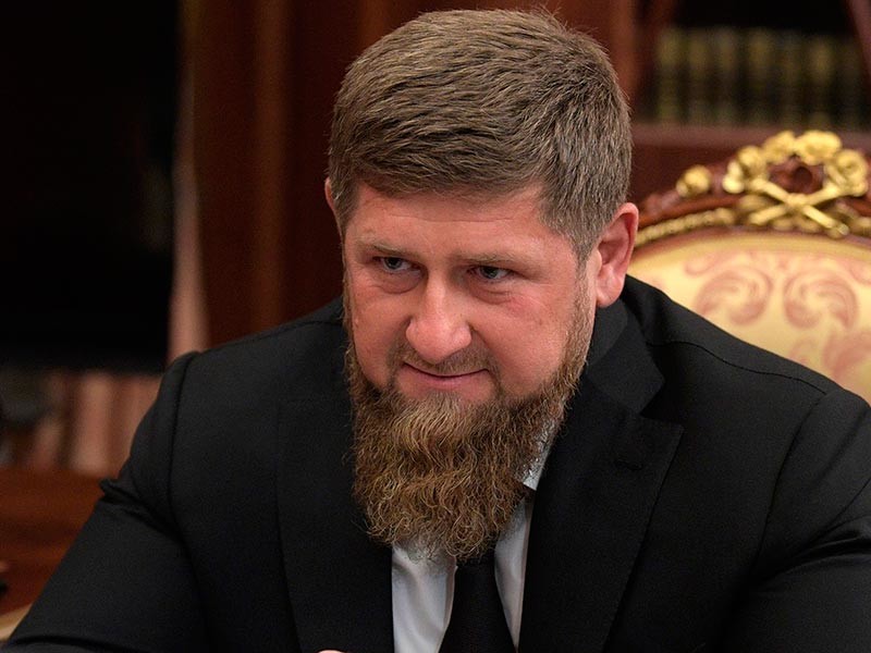 Глава Чечни Рамзан Кадыров сообщил подробности о крушении вертолета Ми-8 погранслужбы ФСБ на юге республики. По словам чеченского лидера, всего на борту летательного аппарата находились девять человек, двое из которых успели выпрыгнуть до катастрофы



