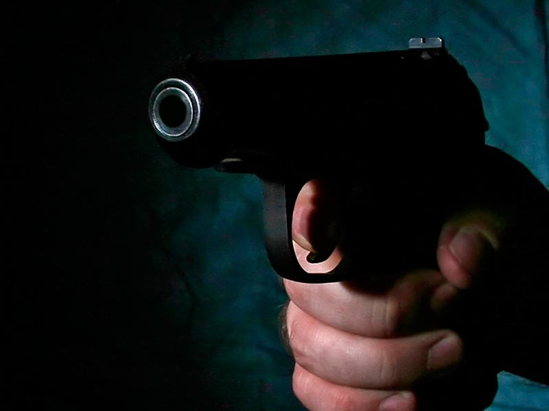 В Дагестане сотрудник патрульно-постовой службы Абдулла К. застрелил 28-летнего сержанта Росгвардии Магомеда Н. и 24-летнего сотрудника ЧОП Казима С. По неподтвержденным данным, погибшие шантажировали молодого человека записью, на которой он продает марихуану
