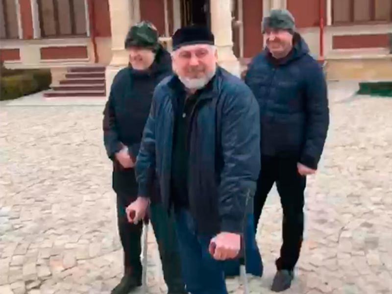 В Чечне прокомментировали сообщения СМИ о появлении на видео с главой республики Рамзаном Кадыровым бывшего советника Шаа Турлаева, который числится в федеральном и международном розыске по подозрению в причастности к заказным убийствам
