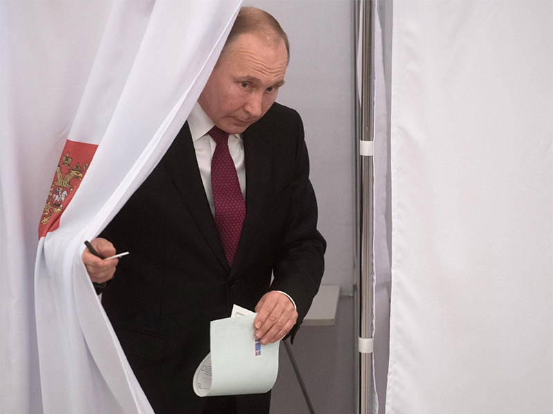 Путин с огромным отрывом лидирует на президентских выборах

